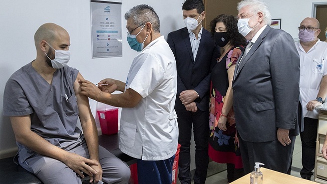 Arrancó segunda etapa de la vacunación y Ginés dijo que el país "se aseguró 51 millones de dosis"