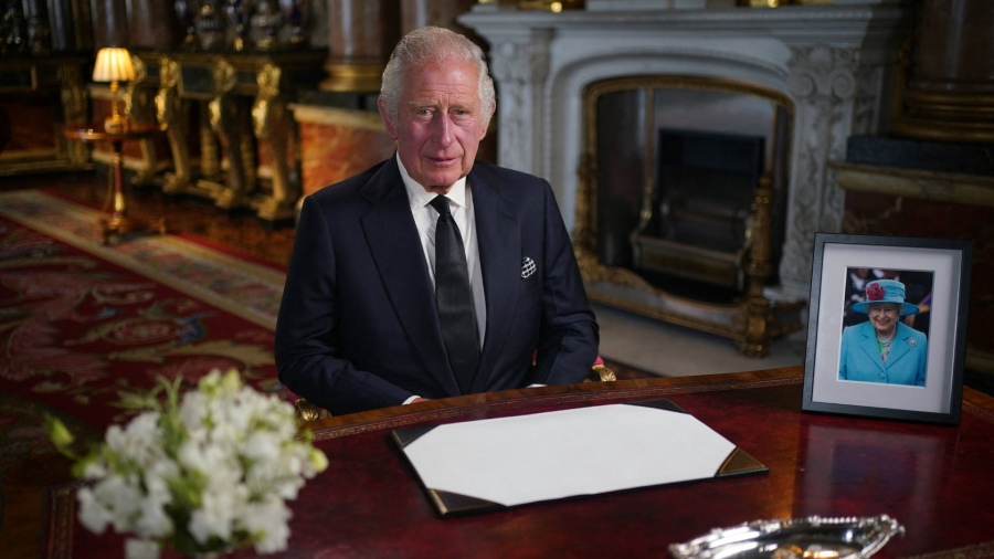 En su primer discurso, Carlos III se comprometió a servir "toda la vida" a los británicos