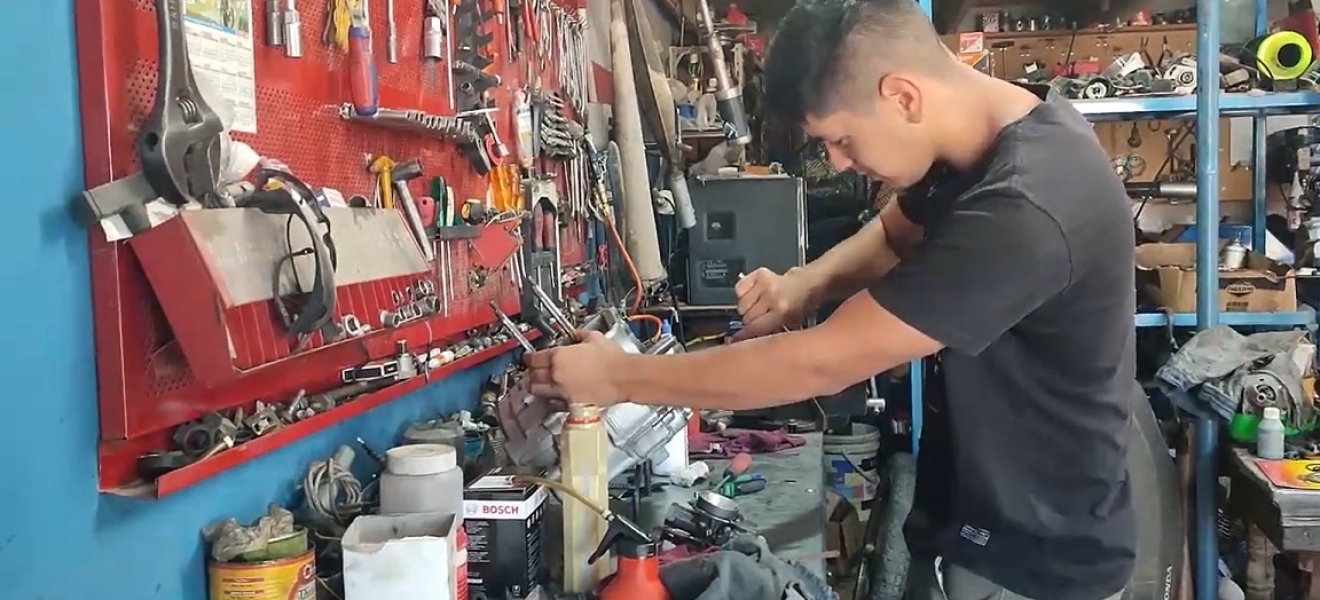 (((video))) Se capacitó con el Emprender y hoy cuenta con su propio taller de motos