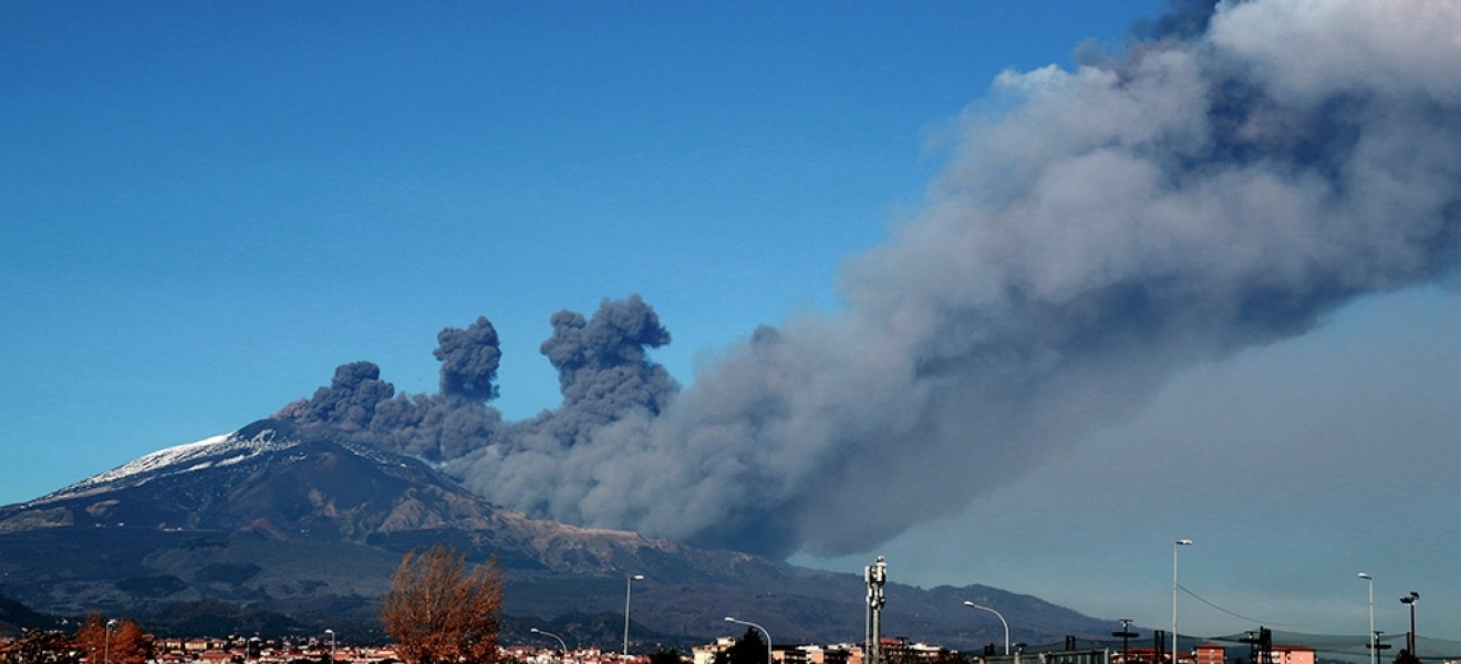 El volcán Etna entró en erupción expulsando lava y cenizas en el cielo de Sicilia