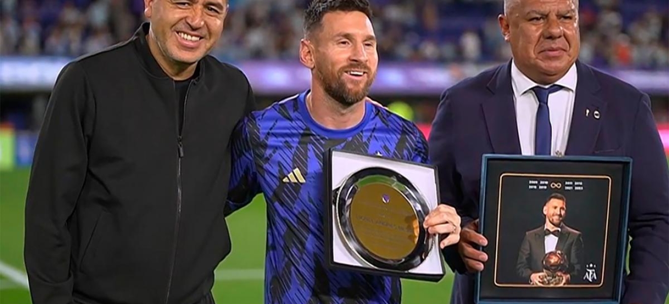 Messi recibió un pase de Riquelme con forma de plaqueta