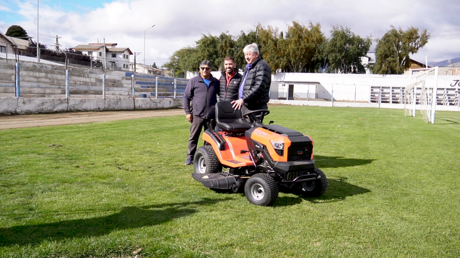 Nuevo tractor corta césped para el Estadio Municipal de Bariloche