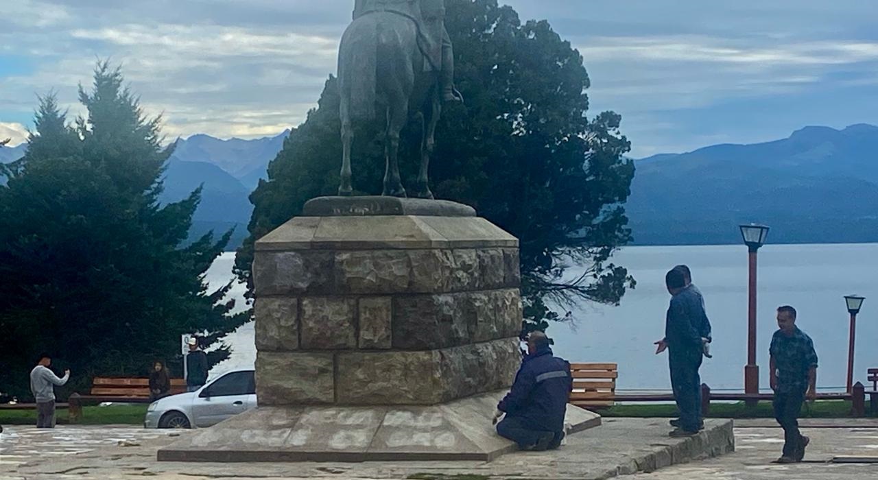 El municipio de Bariloche limpió el monumento a Roca en el Centro Cívico