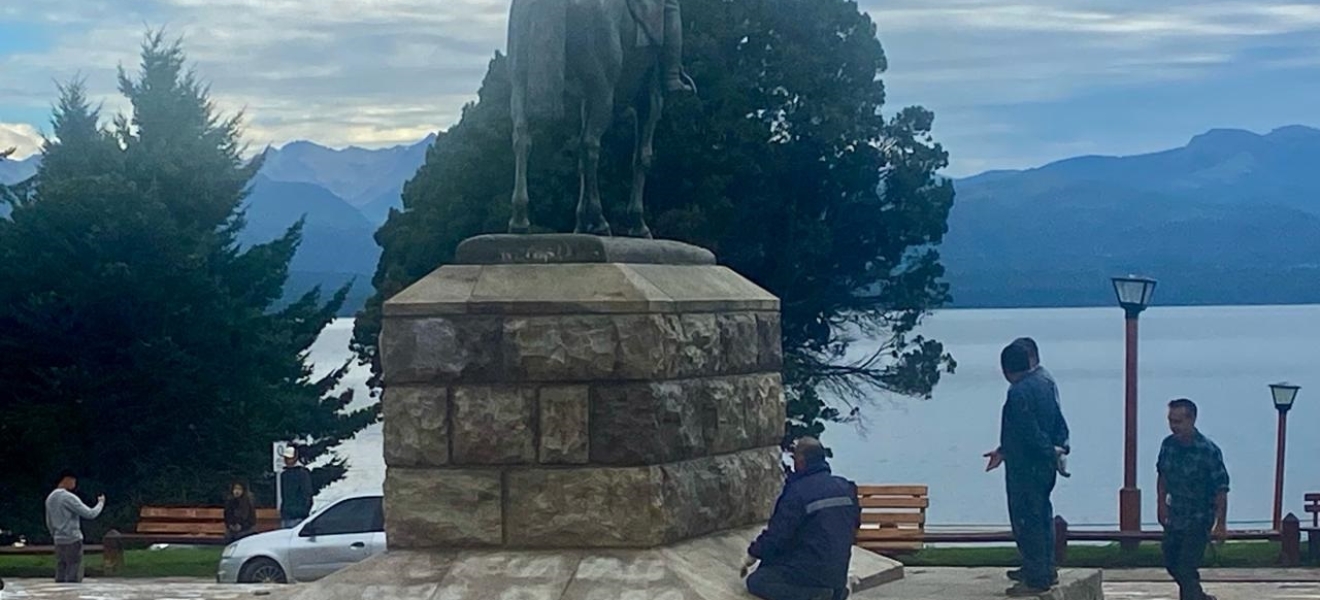 El municipio de Bariloche limpió el monumento a Roca en el Centro Cívico