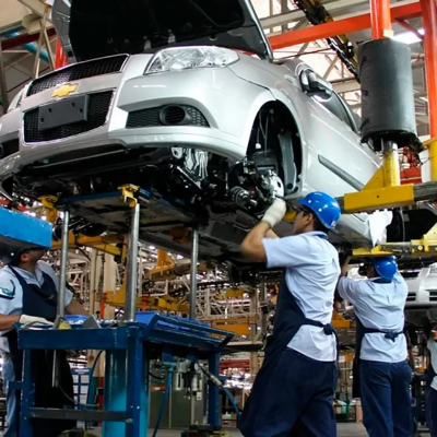 La producción nacional de vehículos retrocedió en abril 21% interanual, con caída de exportaciones y ventas