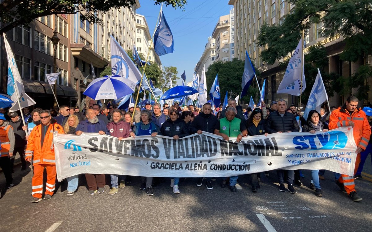 (((video))) Cierre de Vialidad Nacional: multitudinaria marcha contra el decreto presidencial