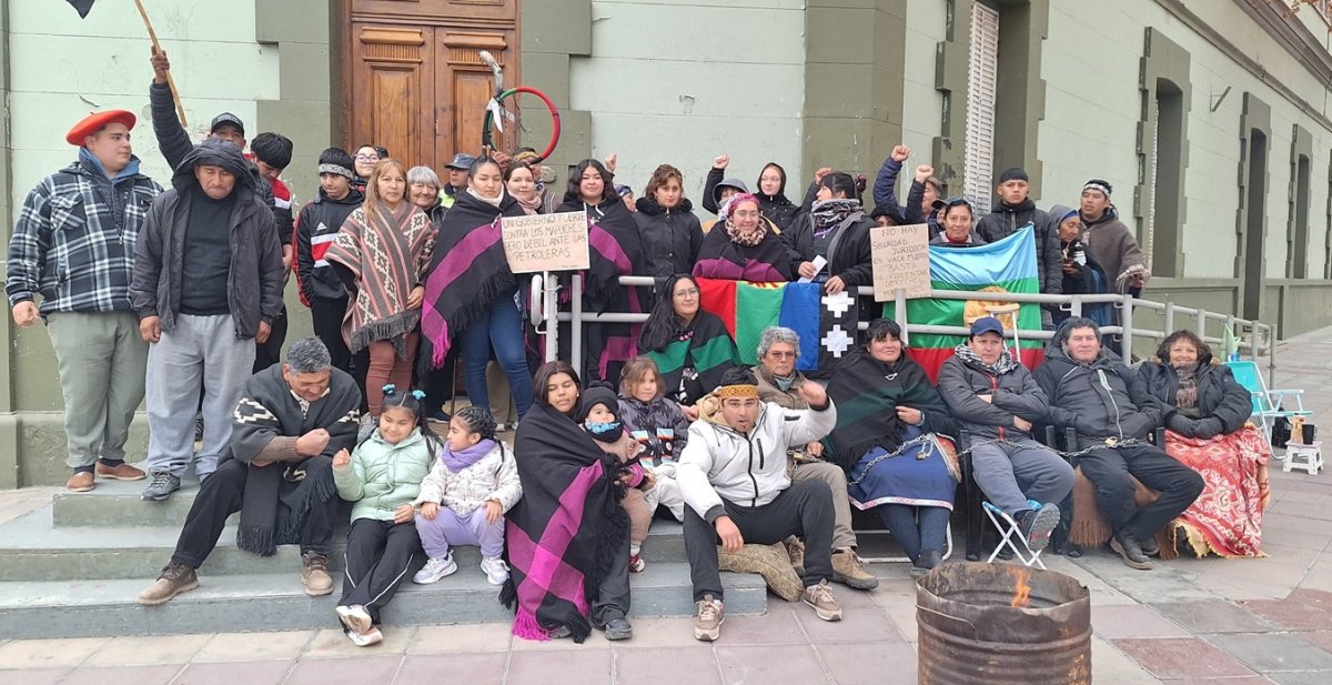 Comunidades Mapuche se encadenan en la Casa de Gobierno de Neuquén