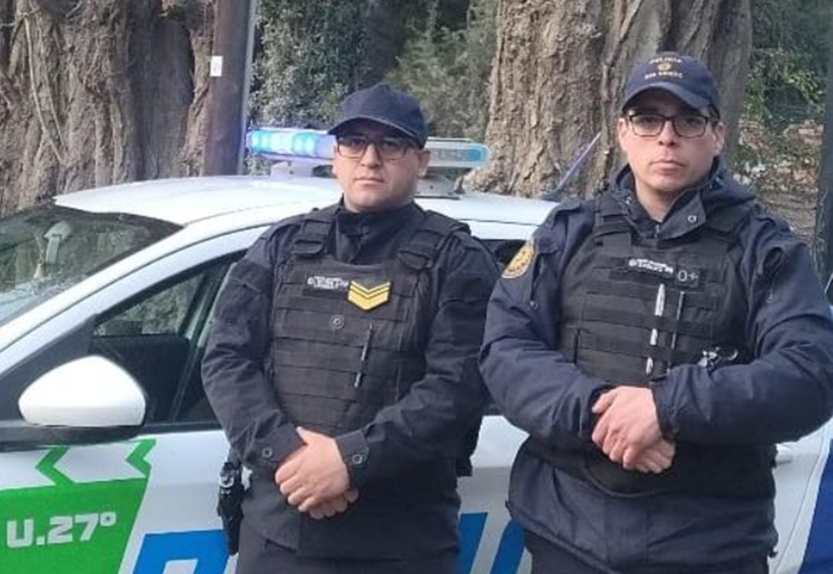 Dos policías salvaron a una bebé con las vías respiratorias obstruidas