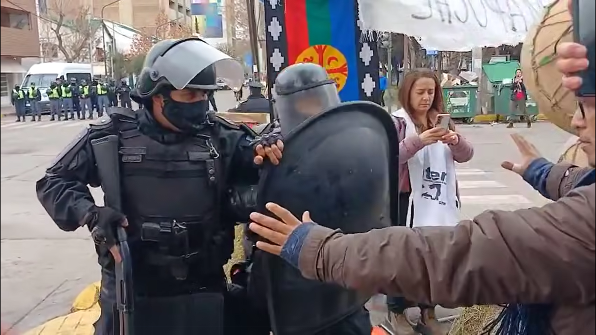 (((video))) Desalojo violento en Neuquén: reprimen a comunidades Mapuche que reclamaban personería jurídica