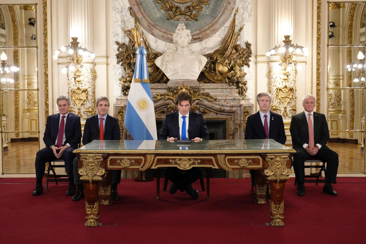 (((video))) Cadena nacional de Milei: medidas para amurallar el déficit 0 y política monetaria del Gobierno