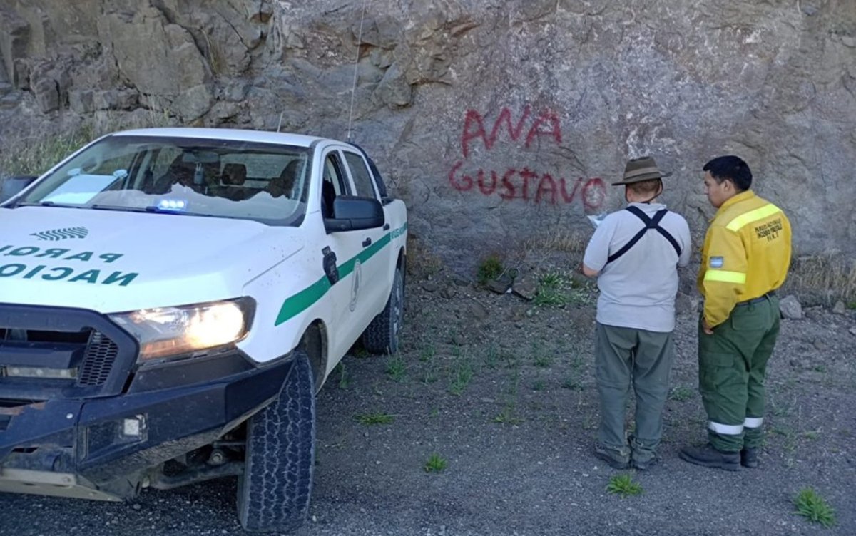 Daño al patrimonio natural: graffiti con aerosol en un sector protegido del río Limay