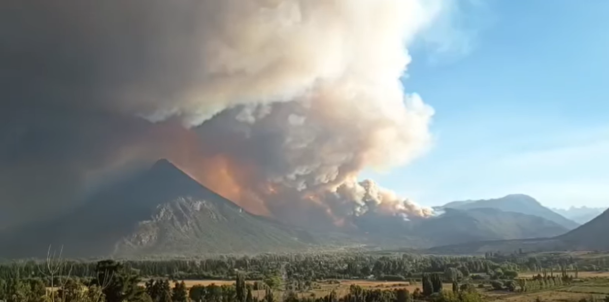 (((video))) Incendio en Puerto Patriada: gran despliegue de brigadistas y evacuaciones preventivas