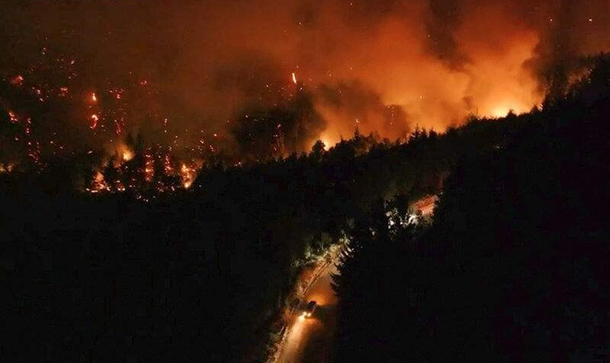 Vecinos de Esquel y Trevelin apuntan al Estado por el avance del incendio en Los Alerces