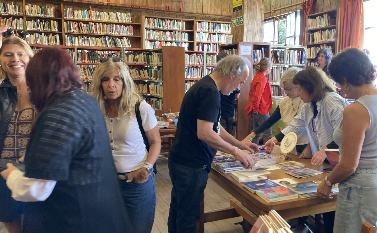Este jueves comienza la feria de escritores barilochenses de la Biblioteca Sarmiento