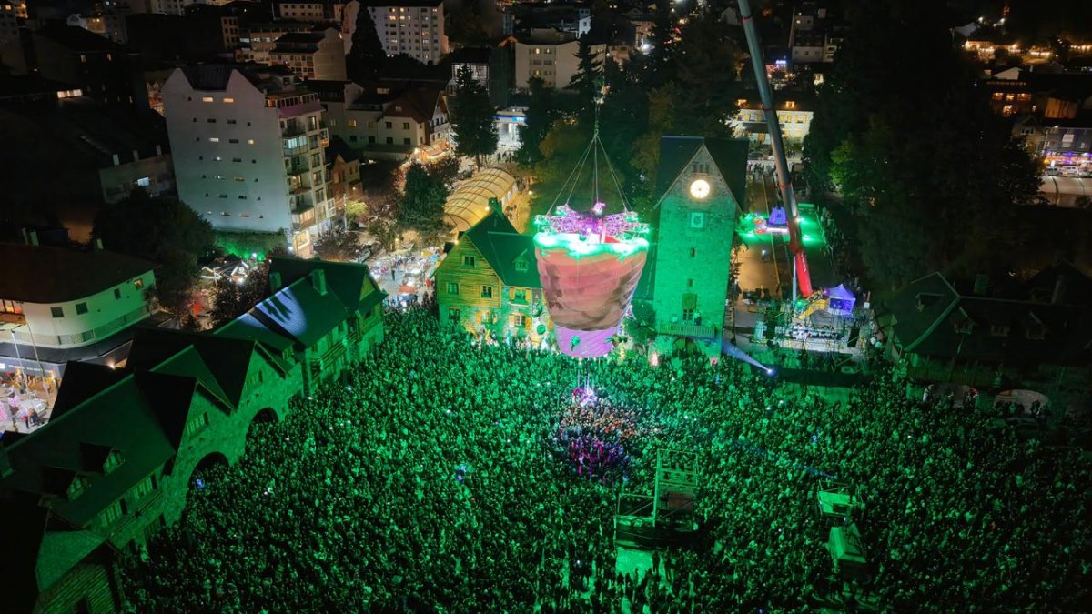 Bariloche vivió un impactante show aéreo que deslumbró en la Fiesta del Chocolate