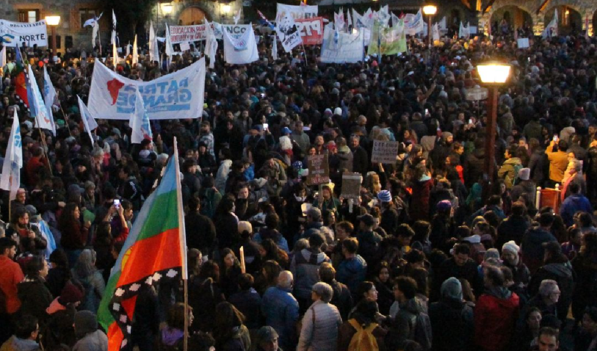 Marcha universitaria en Bariloche: miles reclamaron financiamiento y denunciaron el ajuste nacional